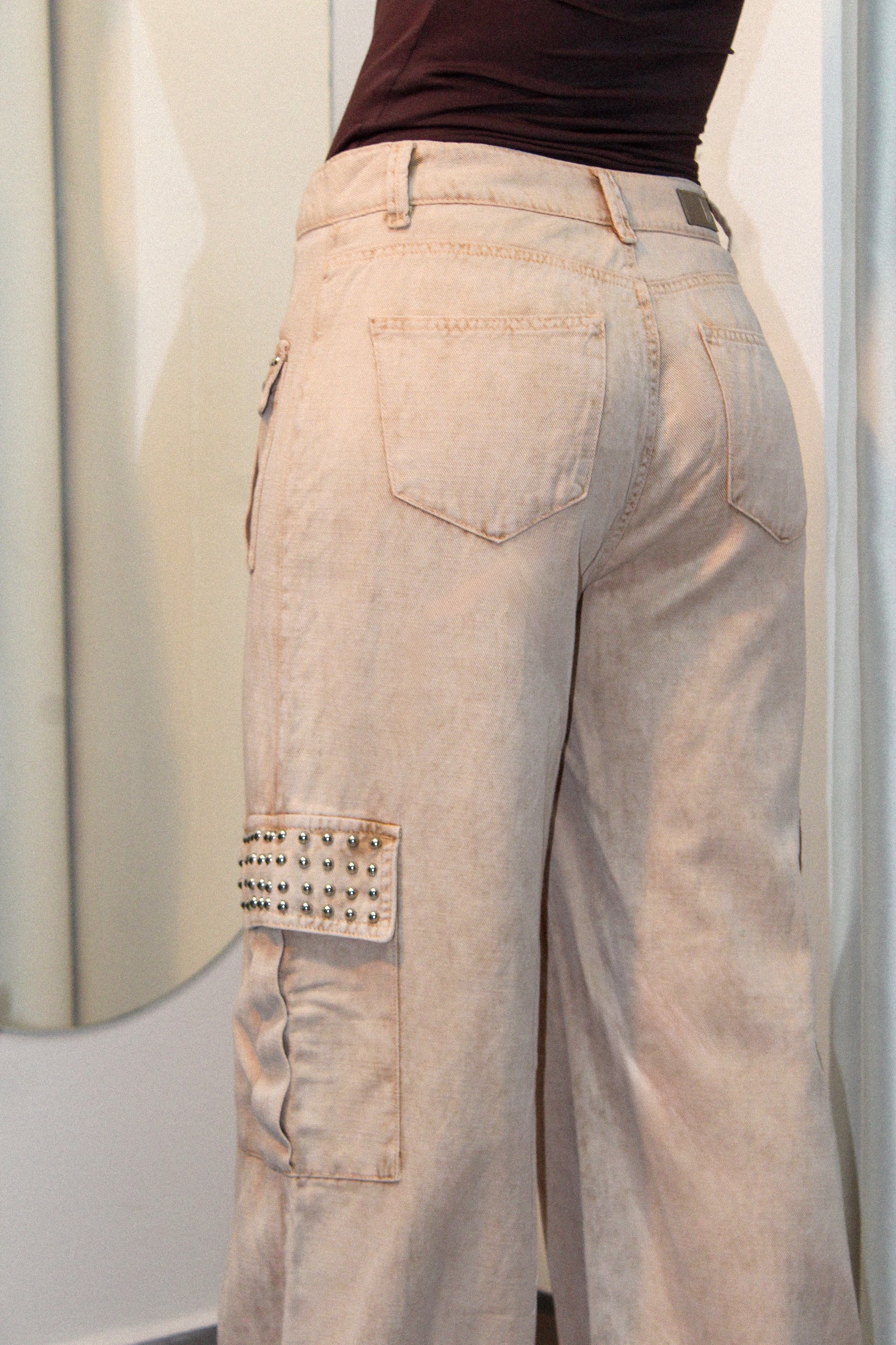 PANTALON CARGO BEIGE CON TACHES
