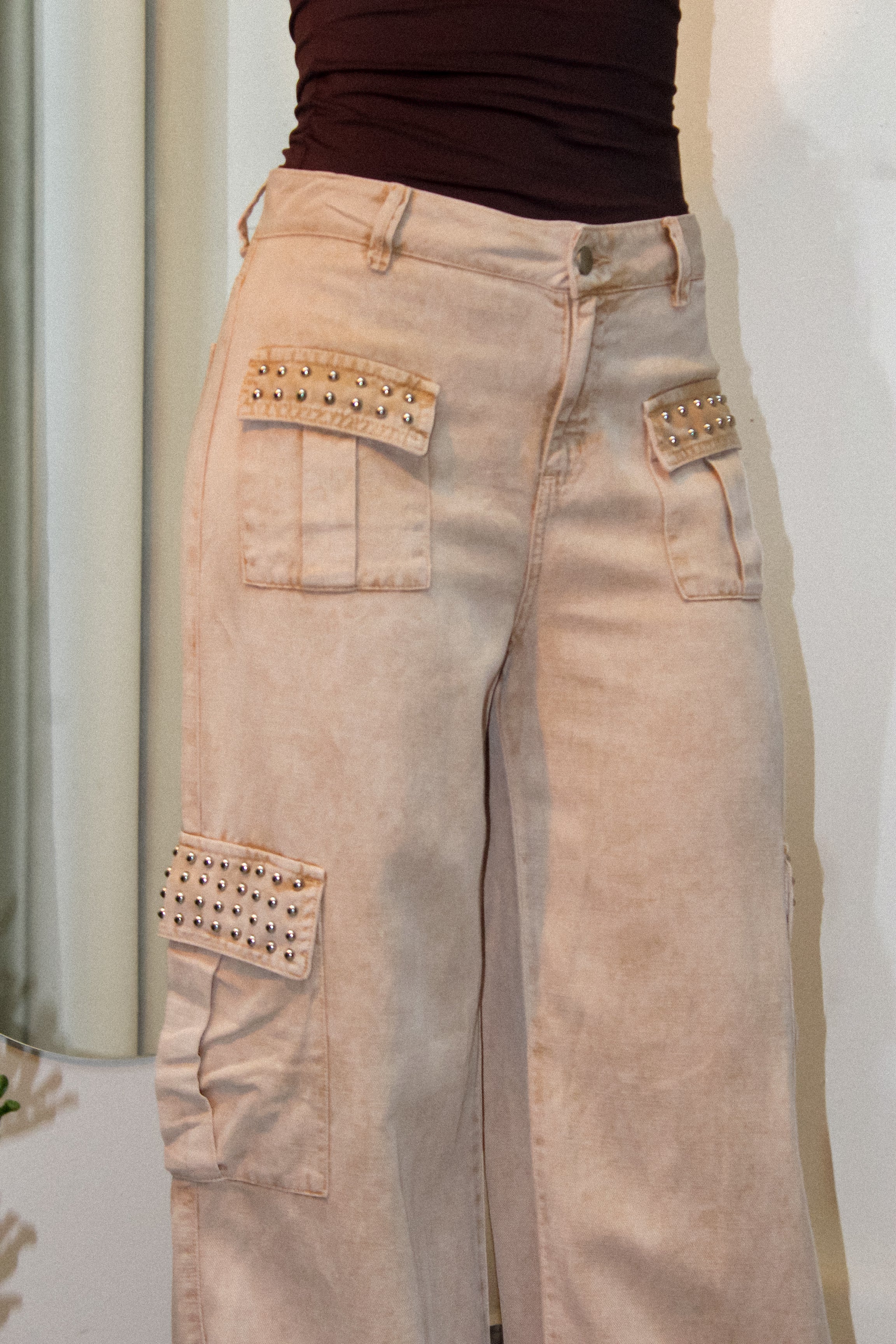 PANTALON CARGO BEIGE CON TACHES