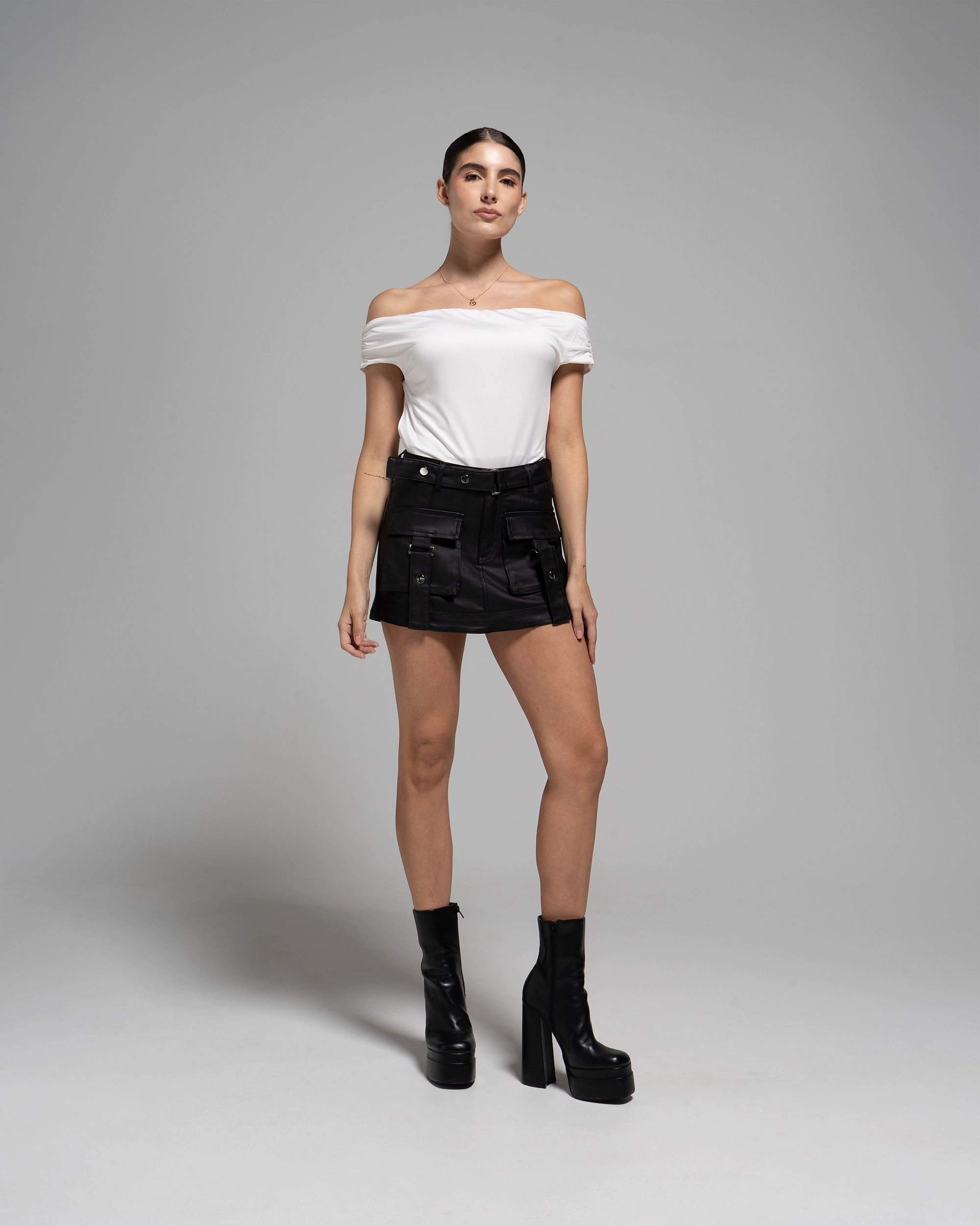 FALDA SHORT EFECTO CUERO