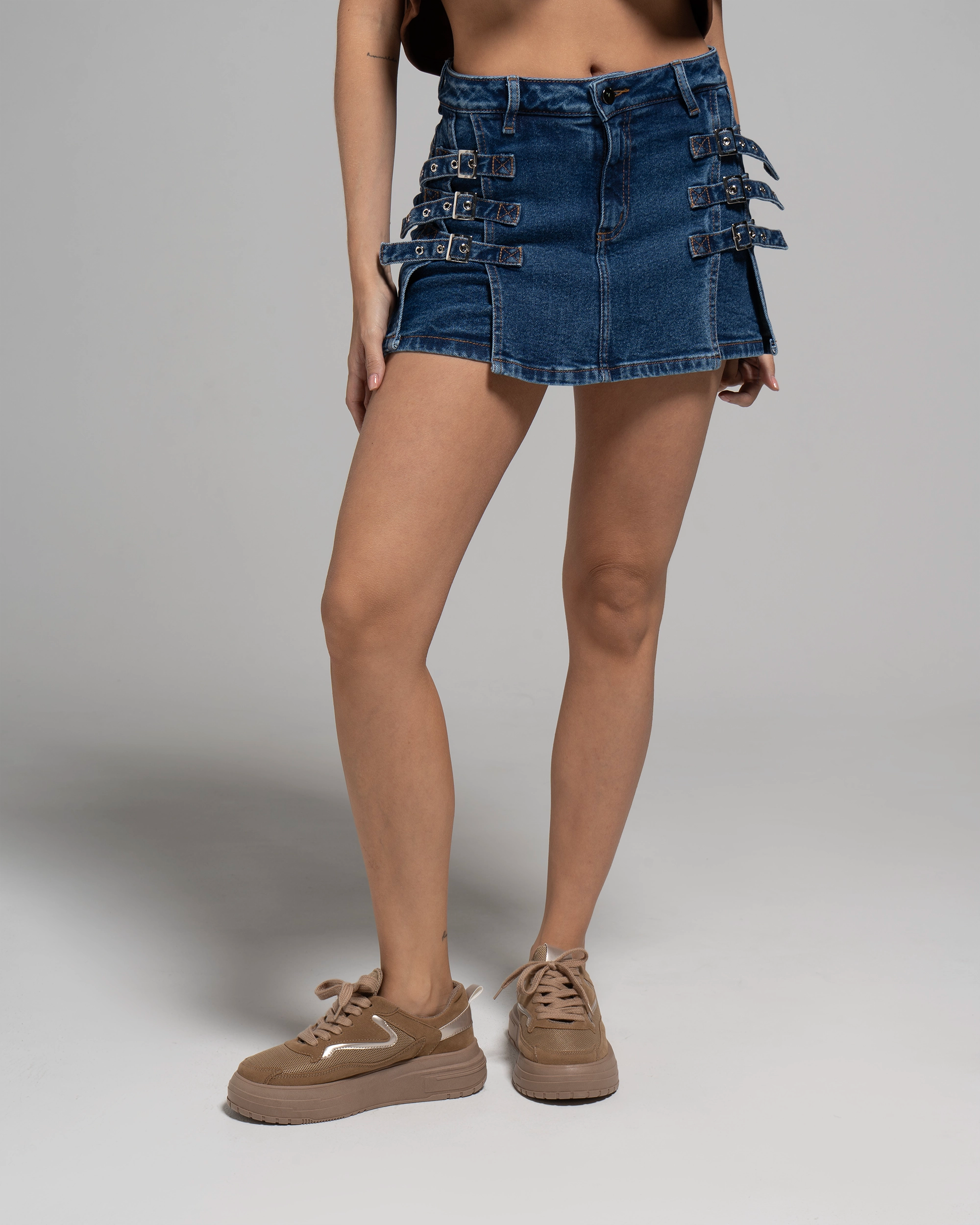 FALDA SHORT CON HEBILLAS