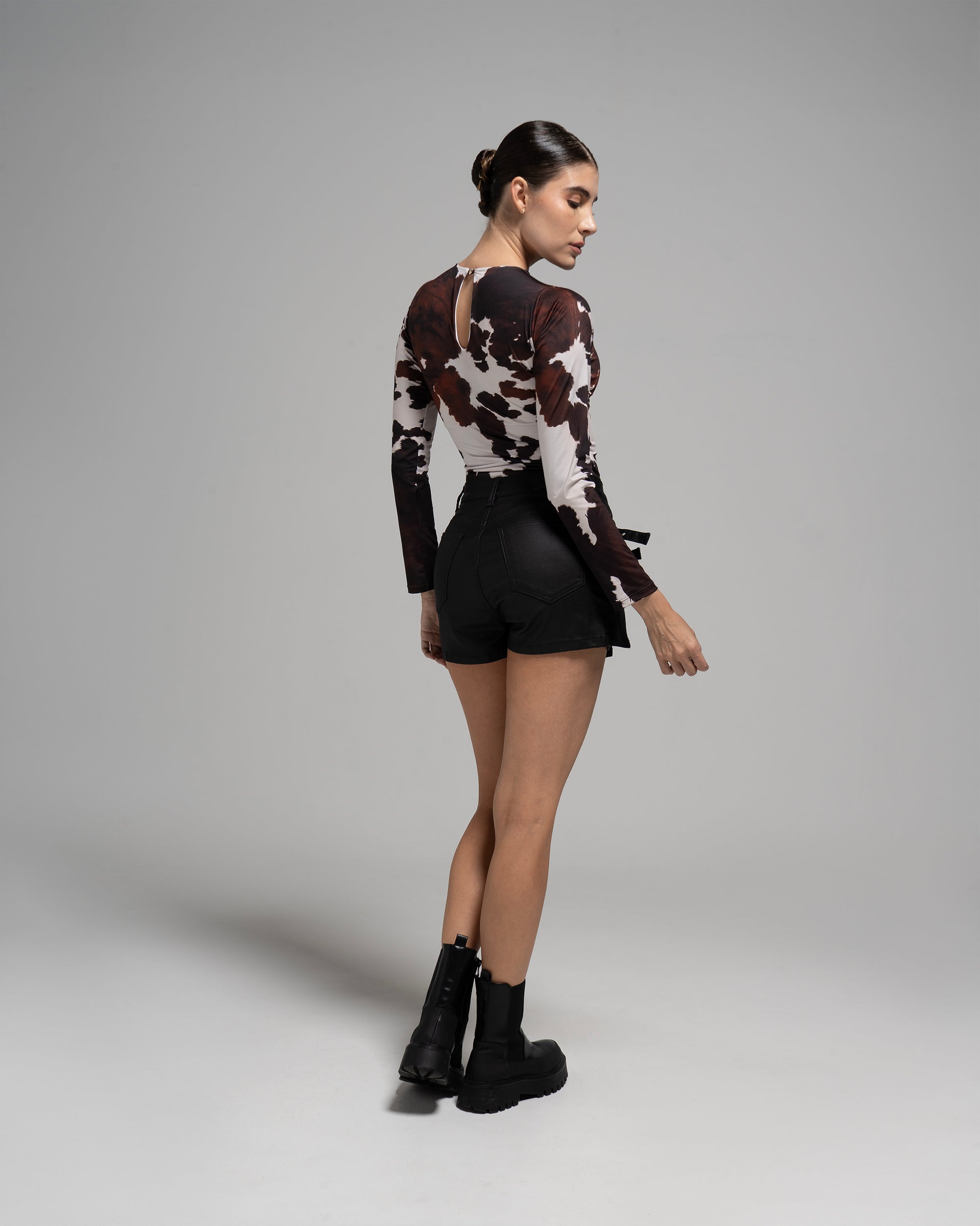 FALDA SHORT ENCERADA NEGRA