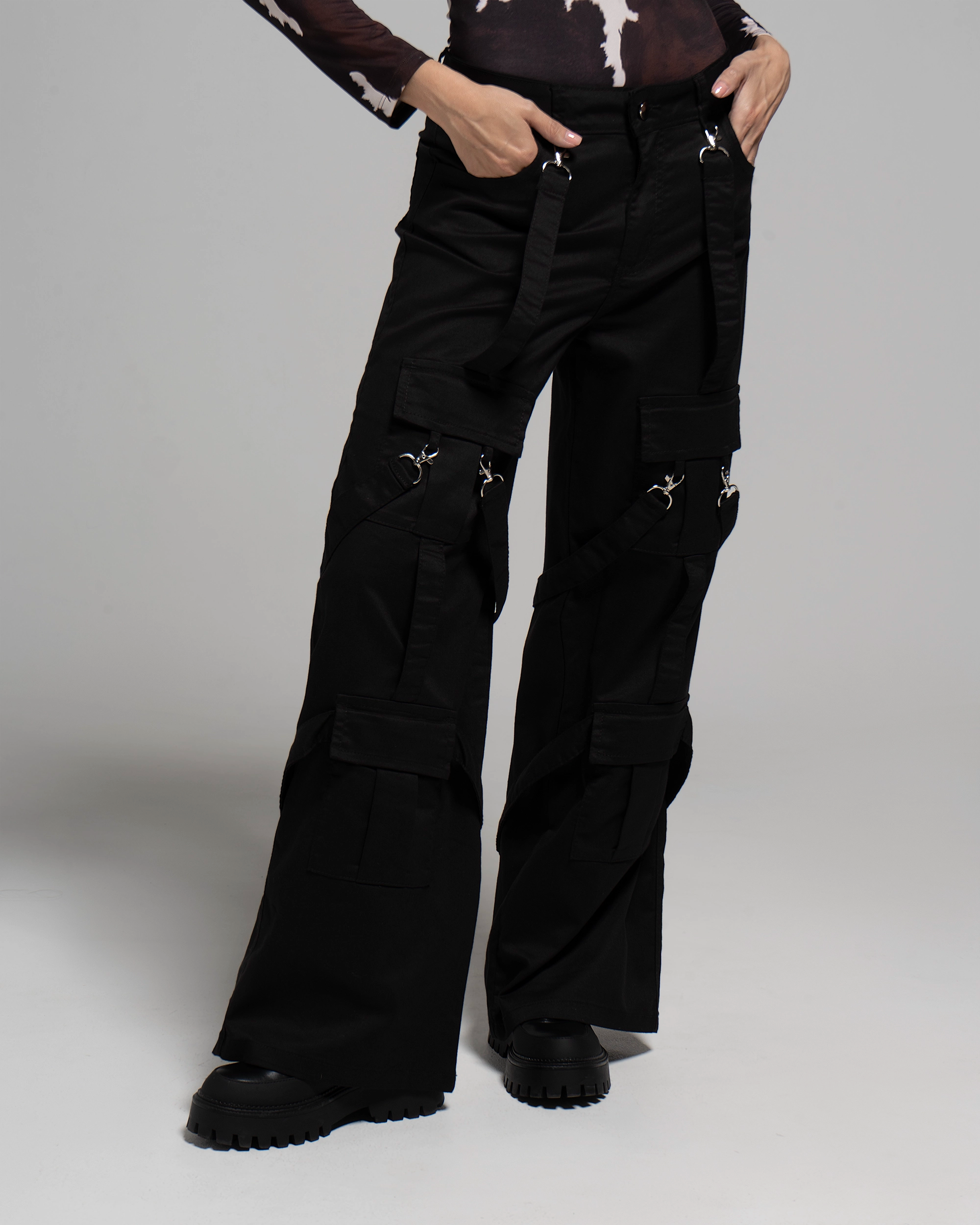 PANTALON CARGO DE TIRAS NEGRO