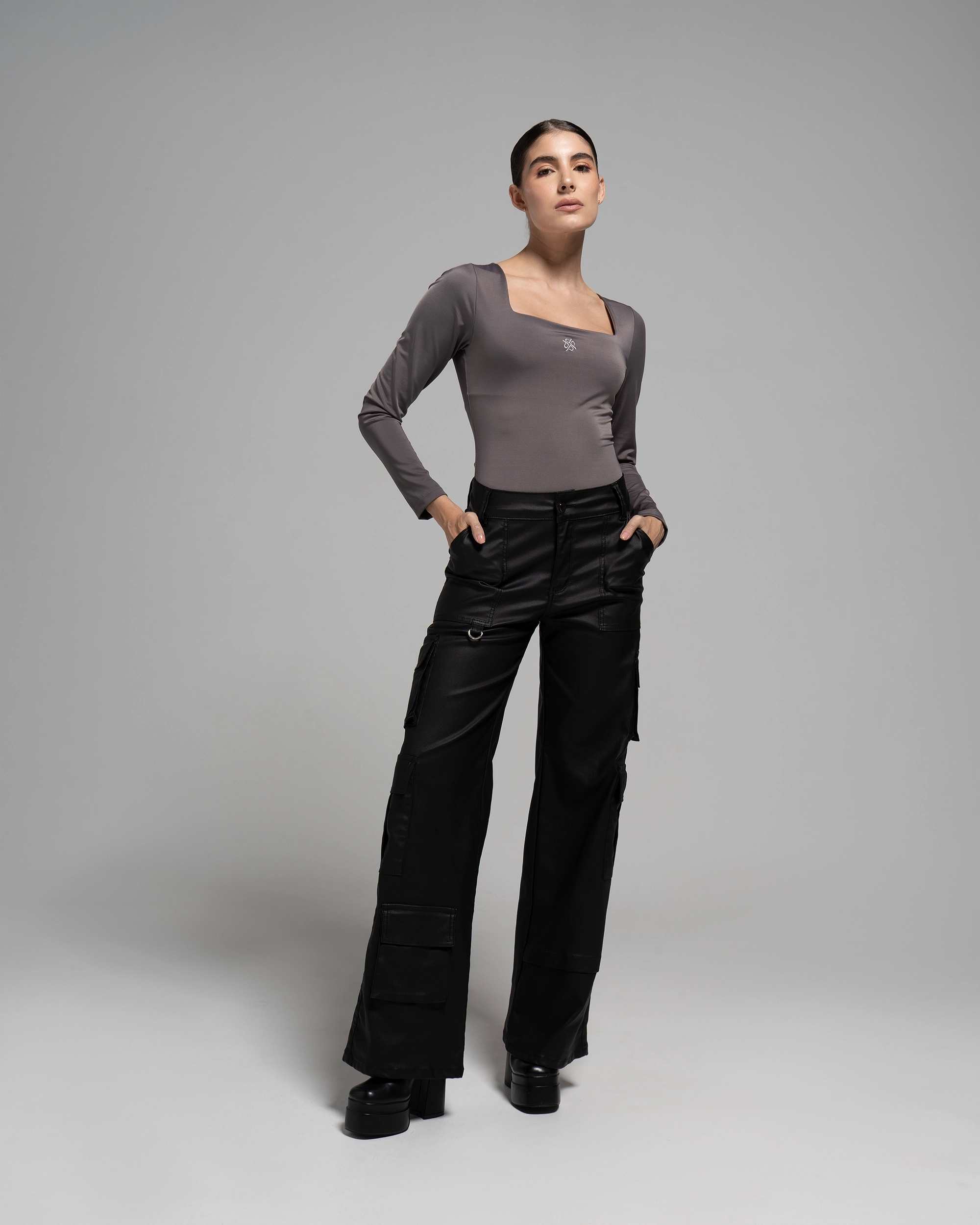 PANTALON CARGO NEGRO ENCERADO