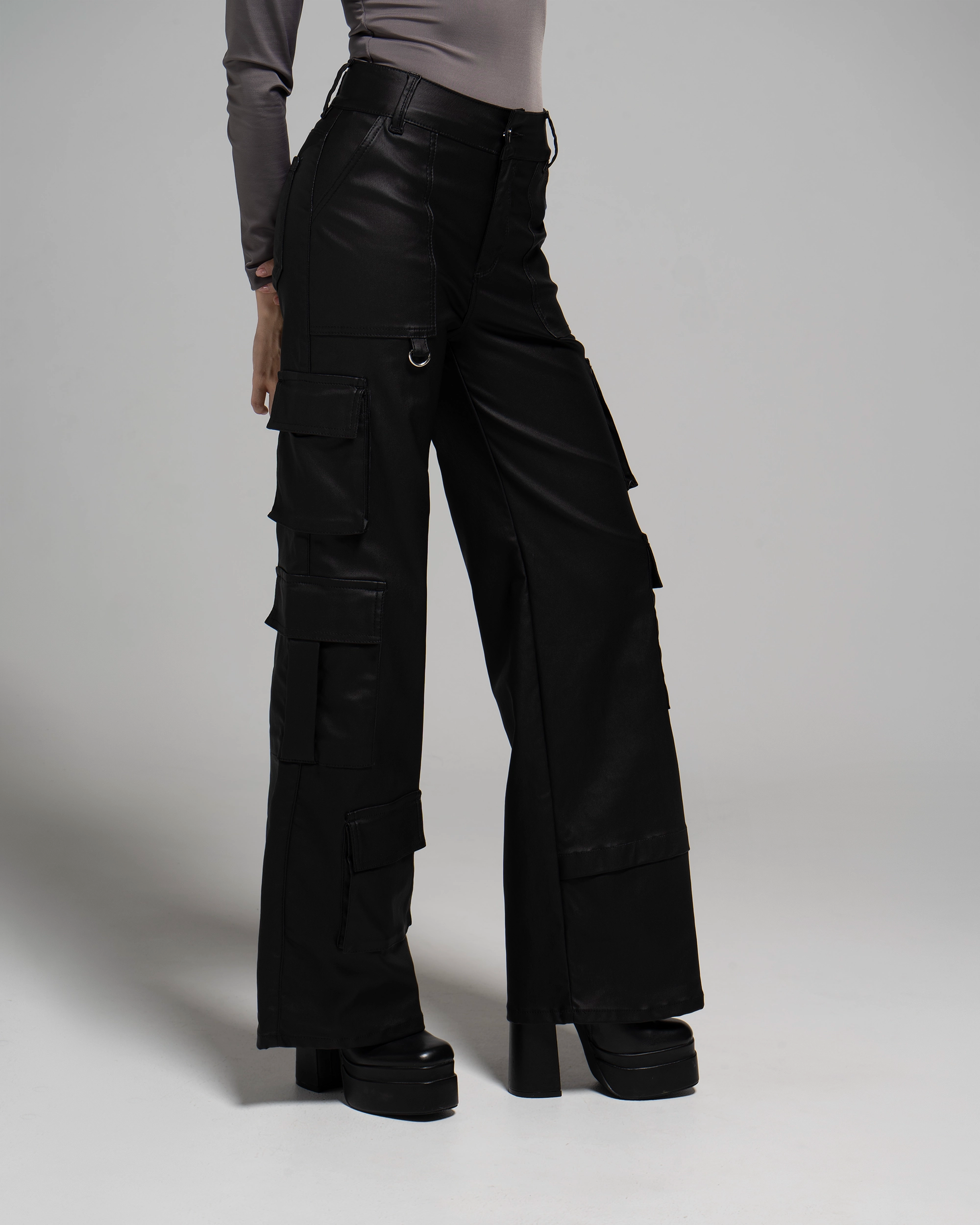 PANTALON CARGO NEGRO ENCERADO